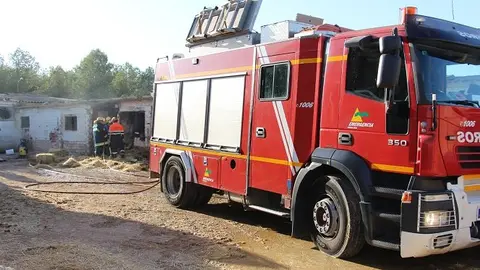 Incendio establo bomberos Protecci&oacute;n Civil