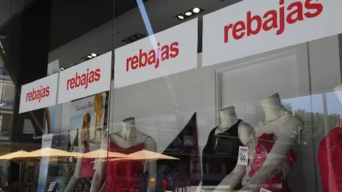 Escaparate rebajas tienda