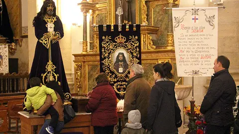 Besapies Jes&uacute;s Nazareno